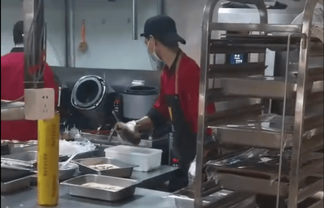 智能餐厅，3台炒菜机解决500人用餐需求
